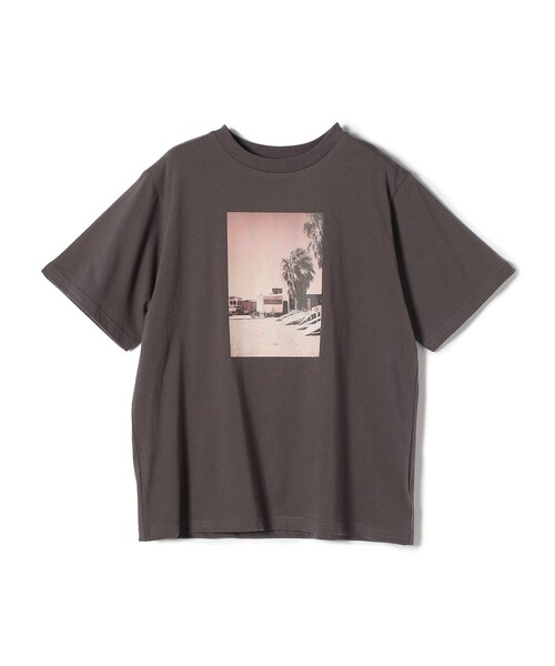 SHIPS Colors(シップス カラーズ)の「SHIPS Colors:〈洗濯機可能〉ビーチ フォト TEE(Tシャツ/カットソー・レディース・オフホワイト/ベビーピンク/ダークグレー・ONE SIZE)」の1枚目の写真
