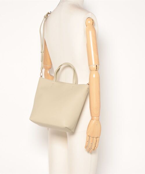 and it_（アンドイット）の「グランミディショルダー（ショルダーバッグ・レディース・アイボリー/ブルー/ブラック/ラベンダー/シルバー/モカ/セージグリーン/ライトグレー・FREE）」の10枚目の写真