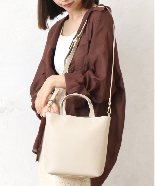 and it_（アンドイット）の「グランミディショルダー（ショルダーバッグ・レディース・アイボリー/ブルー/ブラック/ラベンダー/シルバー/モカ/セージグリーン/ライトグレー・FREE）」の2枚目の写真