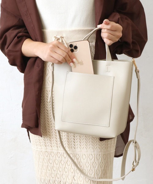 and it_（アンドイット）の「グランミディショルダー（ショルダーバッグ・レディース・アイボリー/ブルー/ブラック/ラベンダー/シルバー/モカ/セージグリーン/ライトグレー・FREE）」の15枚目の写真