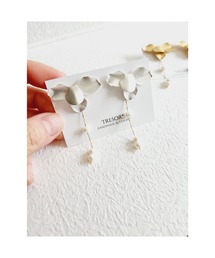 tone | 【Tresor】メタルフラワー　淡水パール　イヤリング(MA)(イヤリング)