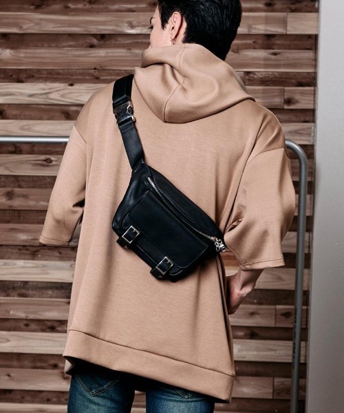 NO ID.(ノーアイディ)の「mko11320-カウレザーボディBAG(ボディバッグ/ウエストポーチ・メンズ・ブラック・ONE SIZE)」の2枚目の写真