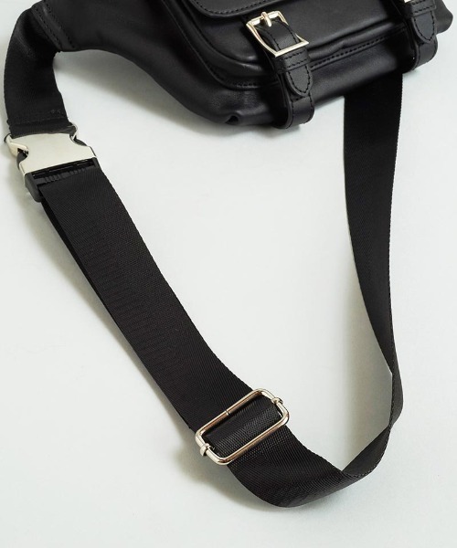 NO ID.(ノーアイディ)の「mko11320-カウレザーボディBAG(ボディバッグ/ウエストポーチ・メンズ・ブラック・ONE SIZE)」の9枚目の写真