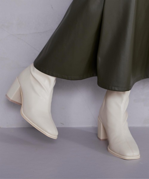 UR'S(ユアーズ)の「7cmチャンキーヒールスクエアトゥブーツ(ブーツ・レディース・アイボリー/ブラック/モカ・S/L/LL/M)」の7枚目の写真