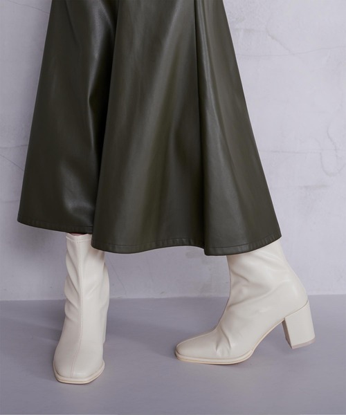 UR'S(ユアーズ)の「7cmチャンキーヒールスクエアトゥブーツ(ブーツ・レディース・アイボリー/ブラック/モカ・S/L/LL/M)」の8枚目の写真