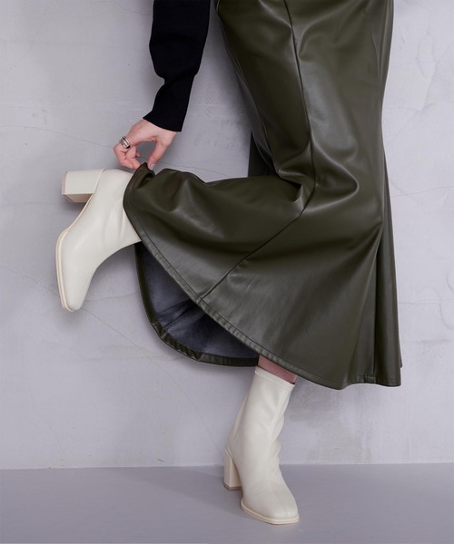 UR'S(ユアーズ)の「7cmチャンキーヒールスクエアトゥブーツ(ブーツ・レディース・アイボリー/ブラック/モカ・S/L/LL/M)」の9枚目の写真