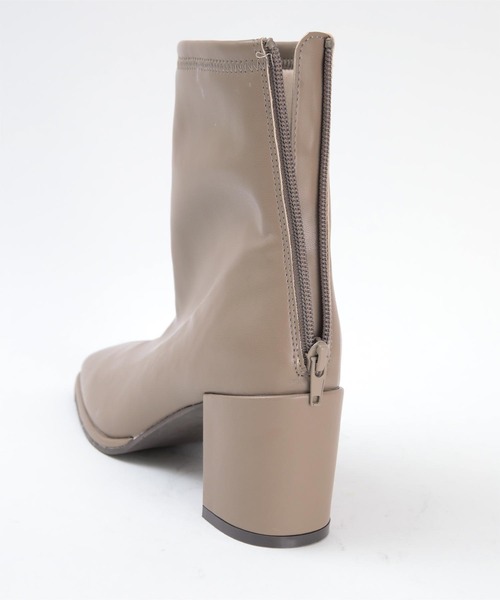 UR'S(ユアーズ)の「7cmチャンキーヒールスクエアトゥブーツ(ブーツ・レディース・アイボリー/ブラック/モカ・S/L/LL/M)」の15枚目の写真