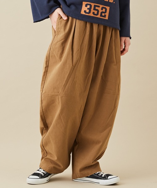 CUBE SUGAR（キューブシュガー）の「微起毛ツイルラクゆるっとパンツ（その他パンツ・レディース・カーキ/ベージュ/チャコールグレー/ナチュラル/レッド・M）」の2枚目の写真
