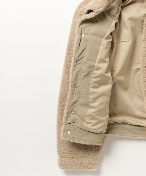 TIGORA（ティゴラ）の「ティゴラ TIGORA ボアフリーストラッカージャケット（その他アウター・レディース・ベージュ/ネイビー・M/L）」の4枚目の写真