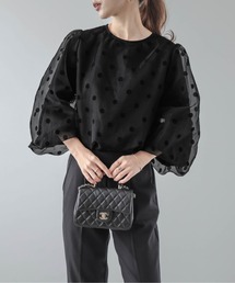 フロッキードット柄トップス