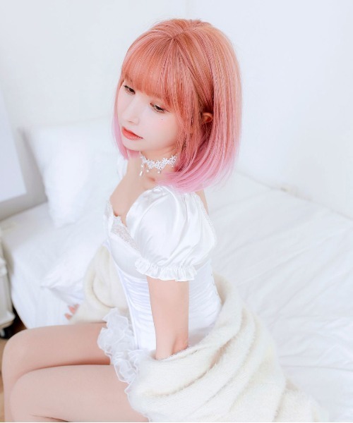 Port（ポート）の「【 フルウィッグ 】 ガーリーフラットボブ / ストレートボブ / フラットバング（ウィッグ・レディース・ブラック×ベージュ/ブラック×グレー/ブラック×ブルー/ピンク・FREE）」の4枚目の写真
