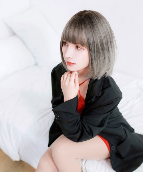 Port（ポート）の「【 フルウィッグ 】 ガーリーフラットボブ / ストレートボブ / フラットバング（ウィッグ・レディース・ブラック×ベージュ/ブラック×グレー/ブラック×ブルー/ピンク・FREE）」の2枚目の写真