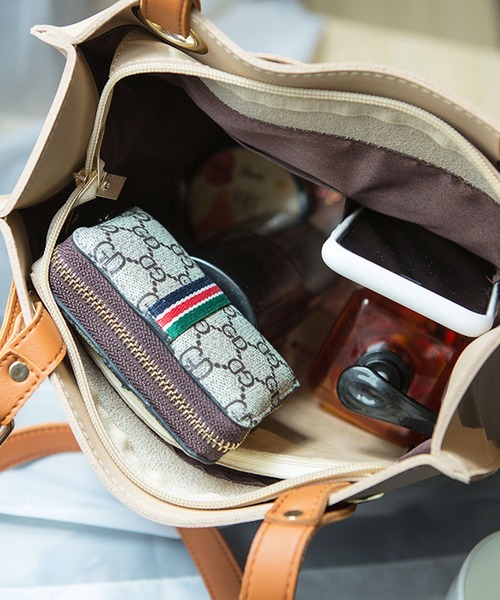 florist（フローリスト）の「【改良版A4対応】ショルダーベルトデザインのシンプル配色トートバッグ（トートバッグ・レディース・ネイビー/モカ/ブラック系1/キャメル/オフホワイト/ダークグリーン/グレイッシュベージュ/ベージュ/ブラック系2/ライトブルー・FREE）」の18枚目の写真