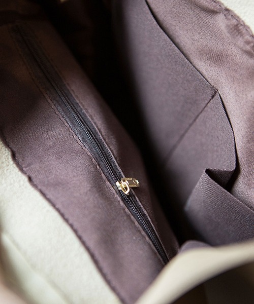 florist（フローリスト）の「【改良版A4対応】ショルダーベルトデザインのシンプル配色トートバッグ（トートバッグ・レディース・ネイビー/モカ/ブラック系1/キャメル/オフホワイト/ダークグリーン/グレイッシュベージュ/ベージュ/ブラック系2/ライトブルー・FREE）」の21枚目の写真