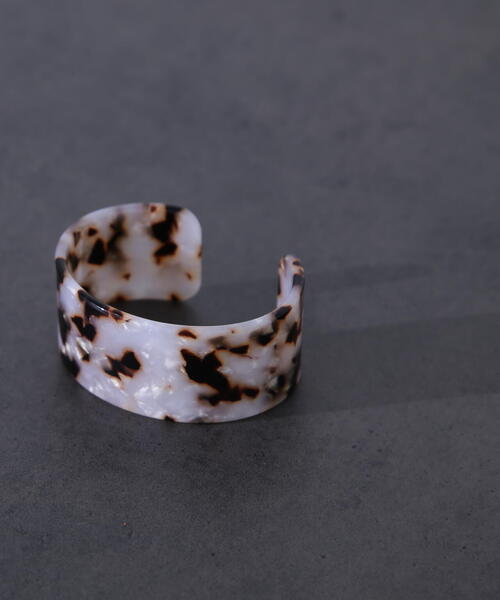 N.（N. Natural Beauty Basic）（エヌエヌナチュラルビューティーベーシック）の「マーブル樹脂バングル（バングル/リストバンド・レディース・ベージュ系その他・FREE）」の6枚目の写真