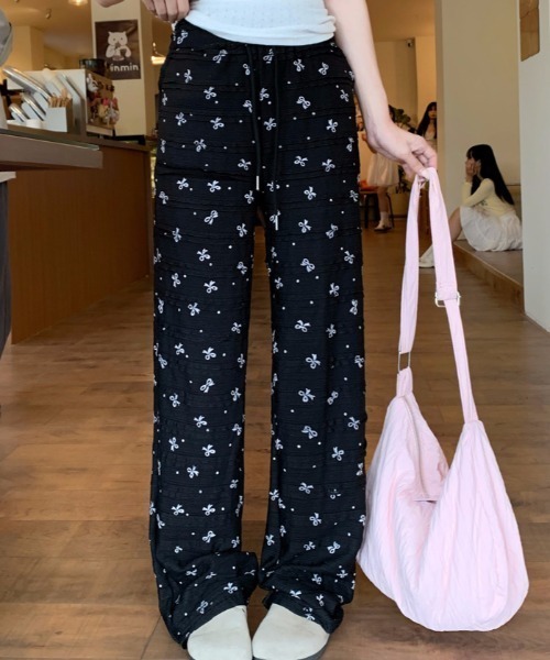 ＊新品＊リボン紐付き*ドット柄ストレートパンツ　大きいサイズ　レディース DIAVEL（ディアベル）の「ミニフリルパンツ/リボン柄・ドット柄