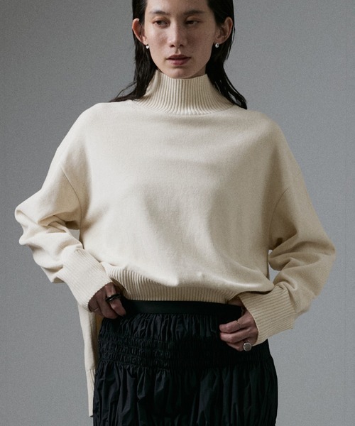 SALON adam et rope'(サロン アダム エ ロペ)の「サイドスリットタートルプルオーバー-CreamyCotton /クリーミーコットン-(ニット/セーター・レディース・ブラック/オフホワイト/ベージュ・FREE)」の2枚目の写真