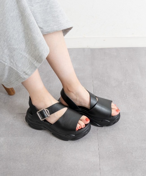 Fabby fabby（ファビィーファビィー）の「ボリュームスニーカークロスベルトサンダル（サンダル・レディース・ブラック×ブラック/オフホワイト/シルバー・SMALL/MEDIUM/LARGE）」の7枚目の写真