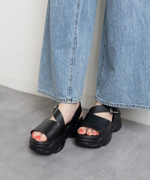 Fabby fabby（ファビィーファビィー）の「ボリュームスニーカークロスベルトサンダル（サンダル・レディース・ブラック×ブラック/オフホワイト/シルバー・SMALL/MEDIUM/LARGE）」の9枚目の写真