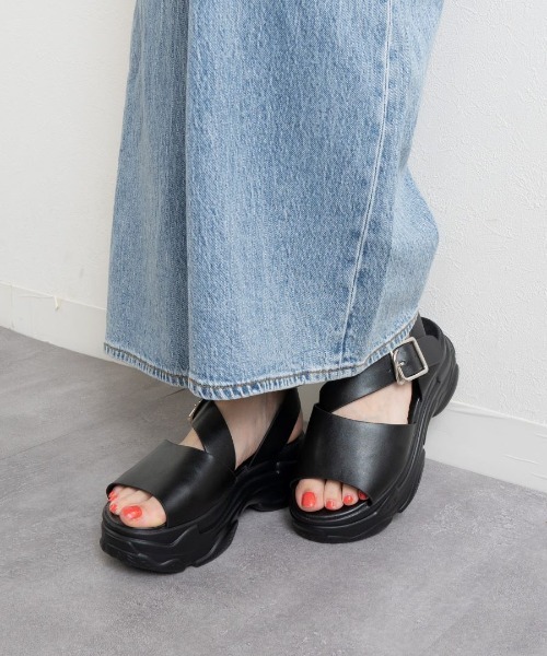 Fabby fabby（ファビィーファビィー）の「ボリュームスニーカークロスベルトサンダル（サンダル・レディース・ブラック×ブラック/オフホワイト/シルバー・SMALL/MEDIUM/LARGE）」の10枚目の写真