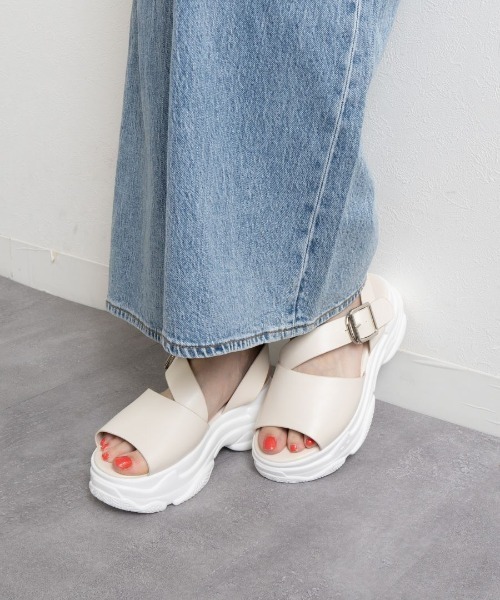 Fabby fabby（ファビィーファビィー）の「ボリュームスニーカークロスベルトサンダル（サンダル・レディース・ブラック×ブラック/オフホワイト/シルバー・SMALL/MEDIUM/LARGE）」の12枚目の写真