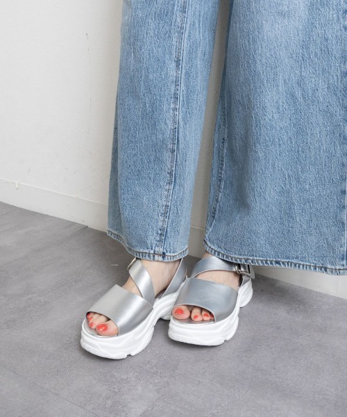 Fabby fabby（ファビィーファビィー）の「ボリュームスニーカークロスベルトサンダル（サンダル・レディース・ブラック×ブラック/オフホワイト/シルバー・SMALL/MEDIUM/LARGE）」の13枚目の写真