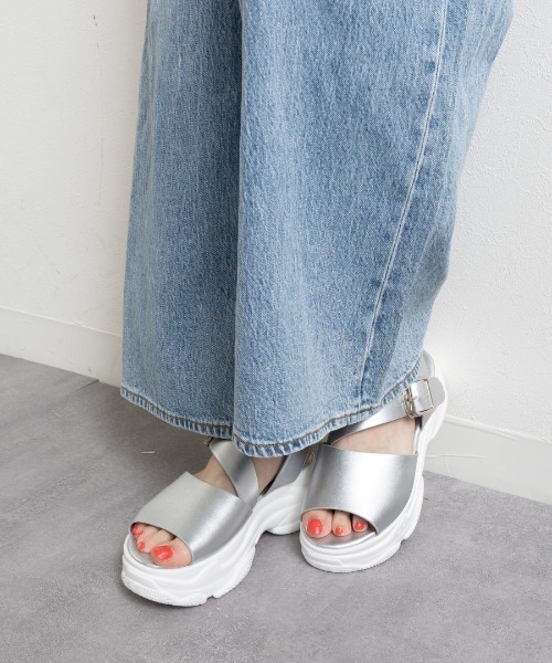 Fabby fabby（ファビィーファビィー）の「ボリュームスニーカークロスベルトサンダル（サンダル・レディース・ブラック×ブラック/オフホワイト/シルバー・SMALL/MEDIUM/LARGE）」の14枚目の写真