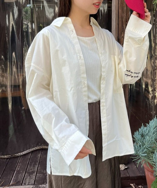 WILLOW(ウィロー)の「【WILLOW】ワンポイント刺繍オーバースリープシャツ(シャツ/ブラウス・レディース・ホワイト・ONE SIZE)」の2枚目の写真