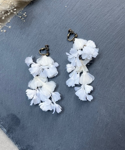 m.soeur（エムスール）の「イチョウと撫子のイヤリング（イヤリング・レディース・ブラック/グレー/ホワイト・FREE）」の2枚目の写真