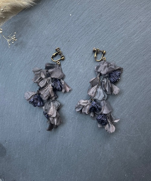 m.soeur（エムスール）の「イチョウと撫子のイヤリング（イヤリング・レディース・ブラック/グレー/ホワイト・FREE）」の5枚目の写真