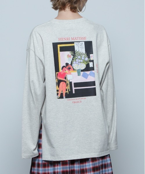 CREOLME(クレオルム)の「(CREOLME)グラフィックアートロングTシャツ(Tシャツ/カットソー・レディース・グレー/ホワイト系その他/ブラウン・FREE)」の2枚目の写真