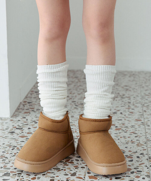 OLIVE des OLIVE（オリーブデオリーブ）の「ムートンブーツ（ブーツ・レディース・ベージュ/キャメル・MEDIUM/LARGE）」の2枚目の写真