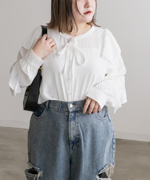 CLETTE(クレット)の「リボン付き2WAYフリルブラウス(シャツ/ブラウス・レディース・ブラック/ブルー/オフホワイト・4L/3L/LL)」の2枚目の写真