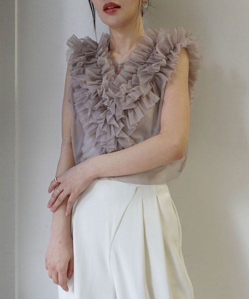 CORNERS（コーナーズ）の「チュールフリルベスト（Tシャツ/カットソー・レディース・グレイッシュベージュ/アイボリー/グレー/ブラック・M）」の4枚目の写真