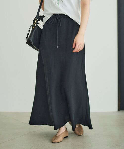 le.coeur blanc（ルクールブラン）の「キュプラフィブリルナロースカート（スカート・レディース・ブラック/グレイッシュベージュ・38）」の2枚目の写真