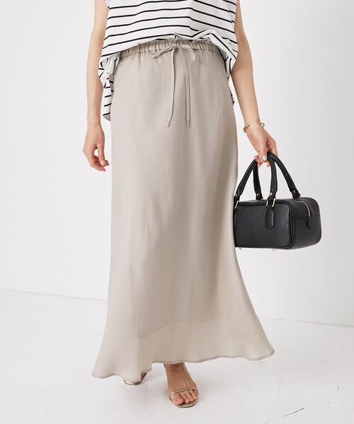 le.coeur blanc（ルクールブラン）の「キュプラフィブリルナロースカート（スカート・レディース・ブラック/グレイッシュベージュ・38）」の4枚目の写真