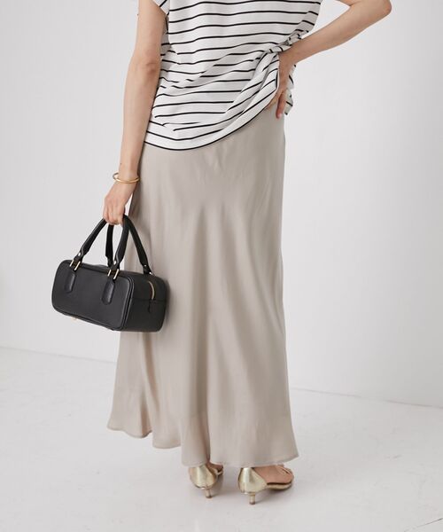 le.coeur blanc（ルクールブラン）の「キュプラフィブリルナロースカート（スカート・レディース・ブラック/グレイッシュベージュ・38）」の7枚目の写真