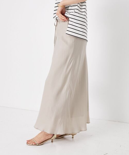 le.coeur blanc（ルクールブラン）の「キュプラフィブリルナロースカート（スカート・レディース・ブラック/グレイッシュベージュ・38）」の8枚目の写真