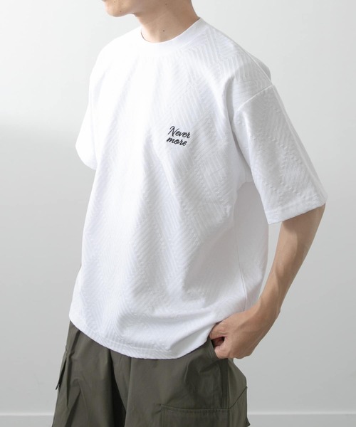 ITEMS URBANRESEARCH（アイテムズ アーバンリサーチ）の「ワンポイント刺繍ヘリンボンジャカードTシャツ（Tシャツ/カットソー・メンズ・ホワイト/ベージュ/ブラック・MEDIUM/LARGE）」の8枚目の写真