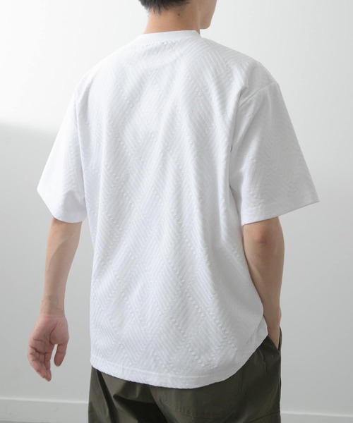ITEMS URBANRESEARCH（アイテムズ アーバンリサーチ）の「ワンポイント刺繍ヘリンボンジャカードTシャツ（Tシャツ/カットソー・メンズ・ホワイト/ベージュ/ブラック・MEDIUM/LARGE）」の9枚目の写真