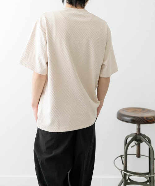 ITEMS URBANRESEARCH（アイテムズ アーバンリサーチ）の「ワンポイント刺繍ヘリンボンジャカードTシャツ（Tシャツ/カットソー・メンズ・ホワイト/ベージュ/ブラック・MEDIUM/LARGE）」の15枚目の写真