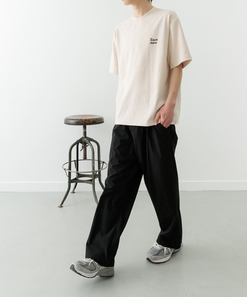 ITEMS URBANRESEARCH（アイテムズ アーバンリサーチ）の「ワンポイント刺繍ヘリンボンジャカードTシャツ（Tシャツ/カットソー・メンズ・ホワイト/ベージュ/ブラック・MEDIUM/LARGE）」の17枚目の写真