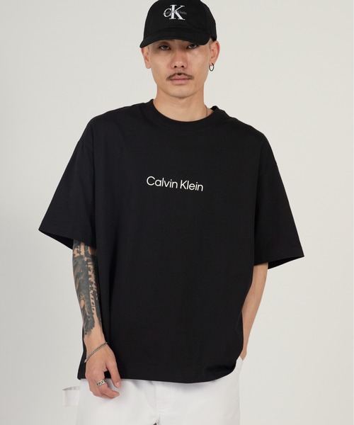 Calvin Klein（カルバン・クライン）の「Calvin Klein/カルバンクライン SS RLXD STANDARD LOGO CREWNK TEE 半袖Tシャツ プリント 2026年 夏 夏服（Tシャツ/カットソー・メンズ・ブラック/ホワイト/ブルー・XL/L/M/S）」の2枚目の写真