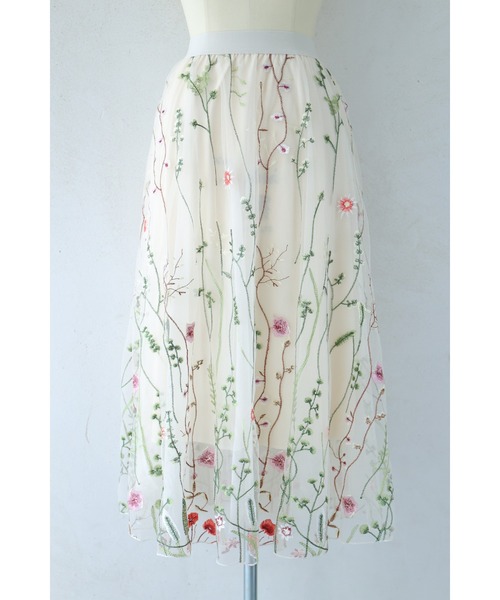 cawaii（カワイイ）の「一面に広がる花刺繍チュールミディアムスカート（スカート・レディース・アイボリー/ピンク・FREE）」の4枚目の写真
