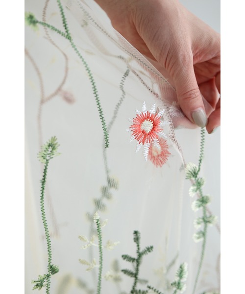 cawaii（カワイイ）の「一面に広がる花刺繍チュールミディアムスカート（スカート・レディース・アイボリー/ピンク・FREE）」の13枚目の写真