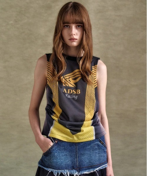 ANDERSSON BELL(アンダースンベル)の「Andersson Bell/アンダーソンベル/RACING REWORKERD SLEEVELESS(タンクトップ・レディース・チャコールグレー・XS/S)」の1枚目の写真