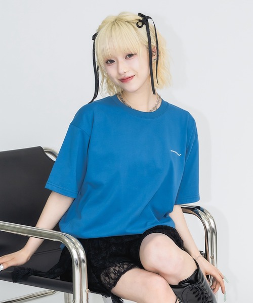 17HR（セブンティーンアワーズ）の「【ユニセックス】オーバーサイズロゴプリントT（Tシャツ/カットソー・レディース・ホワイト/ブルー・FREE）」の5枚目の写真