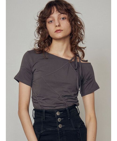 EMODA（エモダ）の「アシンメトリーギャザーレイヤートップ（Tシャツ/カットソー・レディース・グレー/ブラック/ホワイト/レッド・FREE）」の5枚目の写真