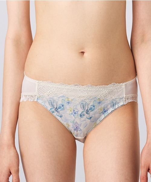 Triumph(トリンプ)の「天使のブラ 魔法のハリ感636 レギュラーショーツ【M,Lサイズ】 TR636 Hikini(ショーツ・レディース・ホワイト/オレンジ/パープル/ベージュ/ブラウン/ライトグリーン/ダークブルー/ライトピンク・M/L)」の2枚目の写真