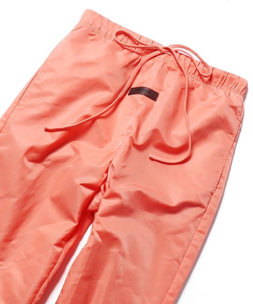 FOG ESSENTIALS（エフオージーエッセンシャルズ）の「FOG ESSENTIALS/エッセンシャルズ TRACK PANT トラックパンツ ナイロンパンツ ワンポイント ロゴ（その他パンツ・メンズ・コーラル・S）」の2枚目の写真